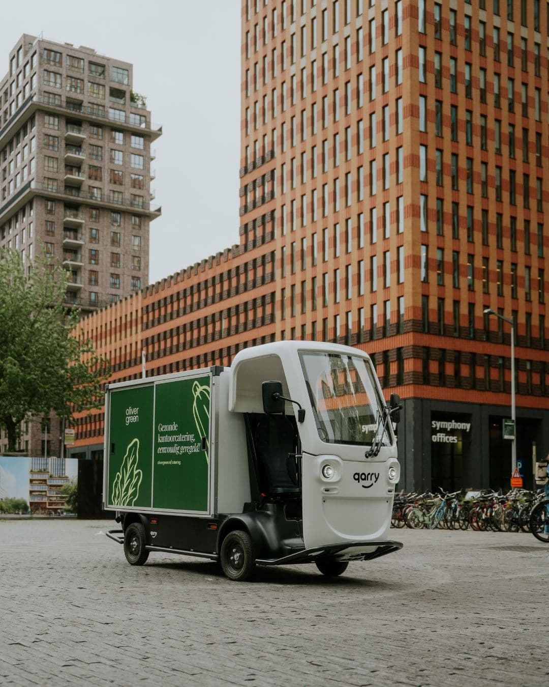 Oliver Green electric Qarry delivering office lunch in Amsterdam