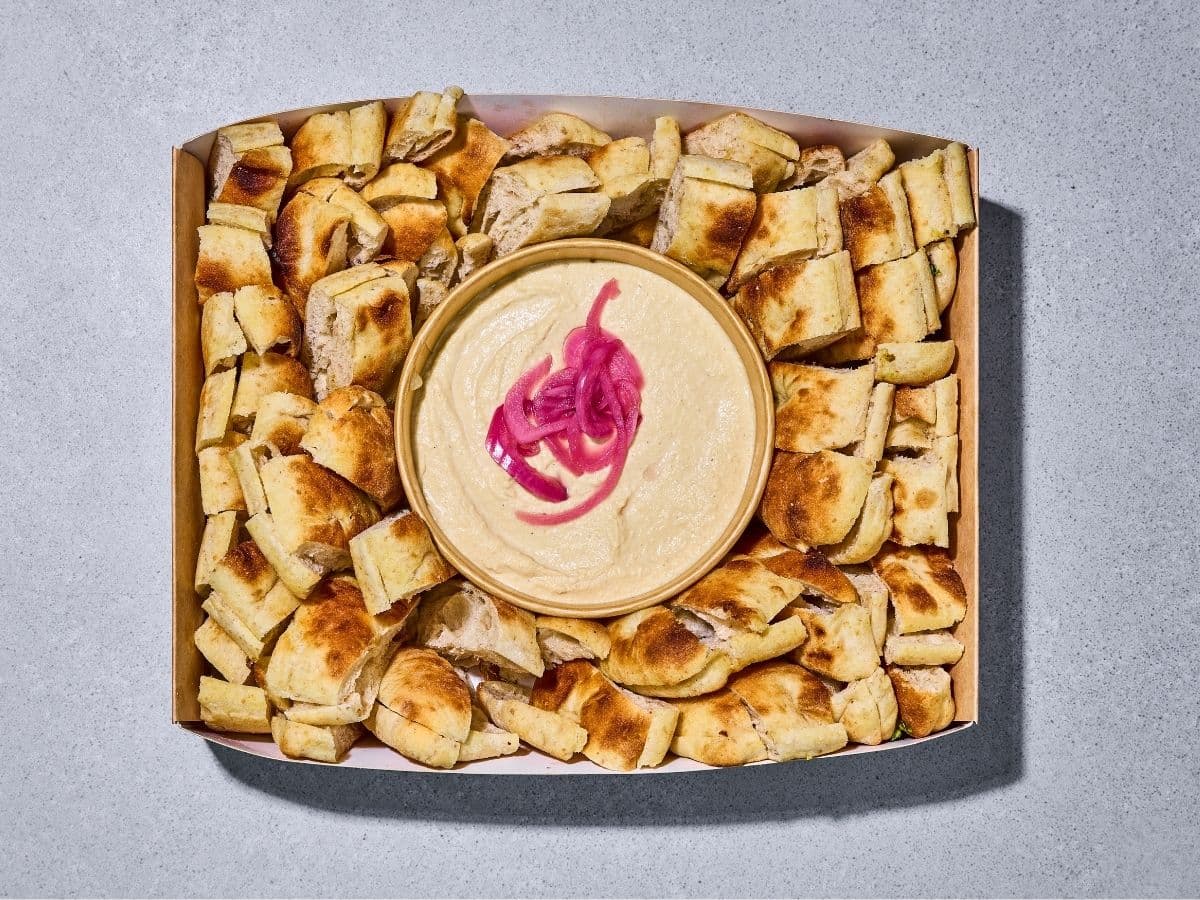 Hummus met warm pitabrood als bijgerecht bij de kantoorlunch