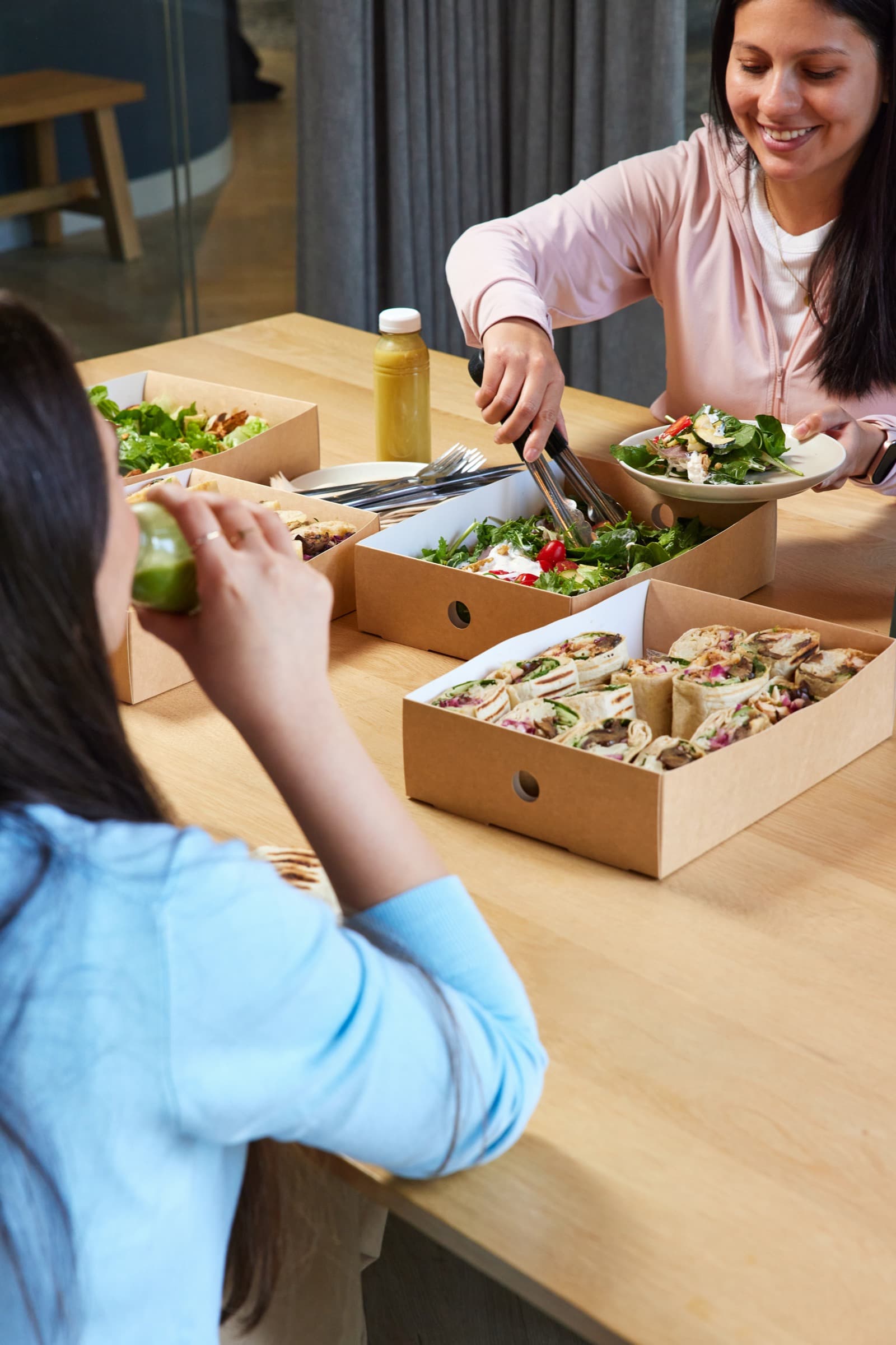 Een teamlunch van Oliver Green, klaargezet voor een kantoor in Amsterdam